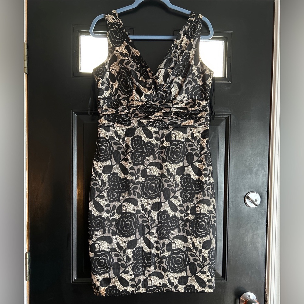 Jones Wear Black and Cream/Goldish Floral Size 12 Cocktail Dress